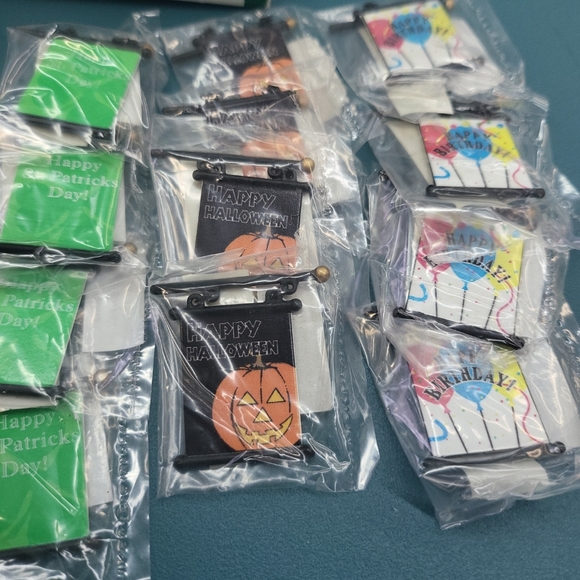 2003 Department 56 Village Accessories Seasonal Lampposts Banner Flags Only! - Picture 12 of 12